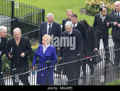 L'ancien manager de Manchester United Sir Alex Ferguson arrive avec son fils Darren Ferguson (Manager de Doncaster Rovers) et d'autres invités à venir de la Fu Banque D'Images