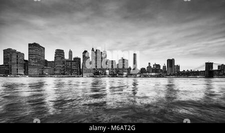 Noir et blanc photo panoramique de la Manhattan skyline at Dusk, New York City, USA. Banque D'Images