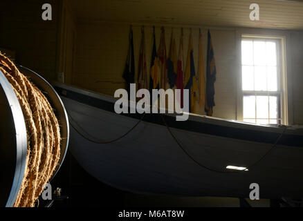 Tôt le matin, la lumière emplit la pièce à Indian River Life-Saving Station-service, illuminant le surf voile membres utiliseraient pour secourir les marins en détresse, le 25 janvier 2018. La Garde côtière américaine Banque D'Images