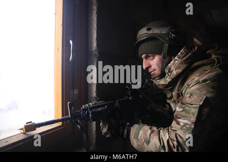 Un soldat géorgien de la Compagnie Charlie, 11e Bataillon d'infanterie légère, 1re Brigade d'infanterie fournit la sécurité au cours d'un exercice de répétition de mission (MRE) à l'armée américaine dans le centre de préparation interarmées multinationale Hohenfels, Allemagne, le 11 février 2018. Le MRE est un exercice responsable du Corps des Marines des États-Unis, impliquant environ 900 soldats de la Géorgie, la Hongrie et les États-Unis le MRE est basé sur l'environnement opérationnel courant et intègre les leçons apprises afin de préparer la 11ème Inf. Ne. (Géorgien) pour des opérations offensives et défensives, et un déploiement à l'appui de l'opération Liberté Sentinelle. (U.S. Ar Banque D'Images