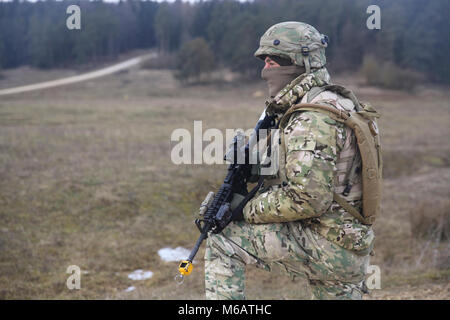 Un soldat géorgien de la Compagnie Charlie, 11e Bataillon d'infanterie légère, 1re Brigade d'infanterie fournit la sécurité au cours d'un exercice de répétition de mission (MRE) à l'armée américaine dans le centre de préparation interarmées multinationale Hohenfels, Allemagne, le 11 février 2018. Le MRE est un exercice responsable du Corps des Marines des États-Unis, impliquant environ 900 soldats de la Géorgie, la Hongrie et les États-Unis le MRE est basé sur l'environnement opérationnel courant et intègre les leçons apprises afin de préparer la 11ème Inf. Ne. (Géorgien) pour des opérations offensives et défensives, et un déploiement à l'appui de l'opération Liberté Sentinelle. (U.S. Ar Banque D'Images