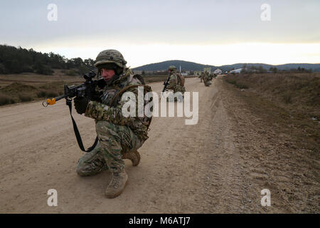 Un soldat géorgien de la Compagnie Charlie, 11e Bataillon d'infanterie légère, 1re Brigade d'infanterie fournit la sécurité alors qu'il effectuait une patrouille pendant un exercice de répétition de mission (MRE) à l'armée américaine dans le centre de préparation interarmées multinationale Hohenfels, Allemagne, le 11 février 2018. Le MRE est un exercice responsable du Corps des Marines des États-Unis, impliquant environ 900 soldats de la Géorgie, la Hongrie et les États-Unis le MRE est basé sur l'environnement opérationnel courant et intègre les leçons apprises afin de préparer la 11ème Inf. Ne. (Géorgien) pour des opérations offensives et défensives, et un déploiement à l'appui de l'opération Banque D'Images