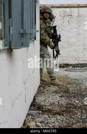 Soldats géorgiens de la Compagnie Charlie, 11e Bataillon d'infanterie légère, 1re Brigade d'infanterie d'assurer la sécurité au cours d'un exercice de répétition de mission (MRE) à l'armée américaine dans le centre de préparation interarmées multinationale Hohenfels, Allemagne, le 11 février 2018. Le MRE est un exercice responsable du Corps des Marines des États-Unis, impliquant environ 900 soldats de la Géorgie, la Hongrie et les États-Unis le MRE est basé sur l'environnement opérationnel courant et intègre les leçons apprises afin de préparer la 11ème Inf. Ne. (Géorgien) pour des opérations offensives et défensives, et un déploiement à l'appui de l'opération Liberté Sentinelle. (U.S. Army Banque D'Images