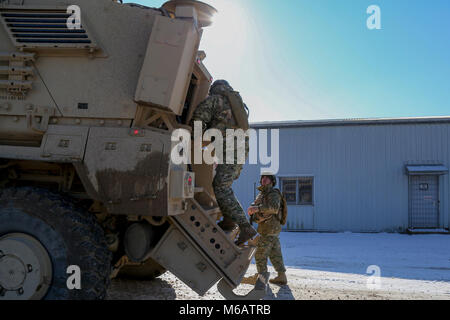 Soldats géorgiens de la Compagnie Charlie, 11e Bataillon d'infanterie légère, 1re Brigade d'infanterie de monter dans un véhicule protégé, l'embuscade Mine-Resistant lors d'une évacuation simulée au cours d'un exercice de répétition de mission (MRE) à l'armée américaine dans le centre de préparation interarmées multinationale Hohenfels, Allemagne, le 14 février 2018. Le MRE est un exercice responsable du Corps des Marines des États-Unis, impliquant environ 900 soldats de la Géorgie, la Hongrie et les États-Unis le MRE est basé sur l'environnement opérationnel courant et intègre les leçons apprises afin de préparer la 11ème Inf. Ne. (Géorgien) pour oper offensive et défensive. Banque D'Images