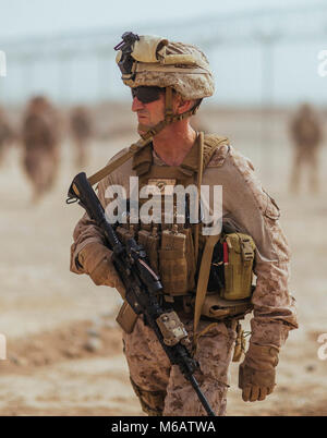 Le colonel des marines américain Christopher J. Douglas, conseiller principal pour la 505ème de la Police nationale, zone sud-ouest de l'Équipe spéciale (TFSW), arriver à 3e Brigade, 215e Corps de l'Armée nationale afghane de base' pour participer à un chef de l'engagement avec les forces nationales de défense et de sécurité (force) ANDSF au Camp Jadeed, Afghanistan, le 15 février 2018. Les dirigeants de l'ANDSF TFSW et mené d'une shura avec les aînés de la Nahr-e-Saraj district pour acquérir une meilleure compréhension de la situation de la sécurité de la région par des aînés de la région du camp de réfugiés de Nahr-e-Saraj District. Le ANDSF travaillent continuellement à augmenter s Banque D'Images