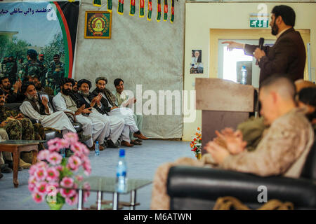 M. Hayatullah Hayat, gouverneur de la province de Helmand, donne un discours devant les anciens du village du Nahr-e-Saraj au cours d'une shura pour discuter d'apporter la stabilité dans la région de Camp Jadeed, Afghanistan, le 15 février 2018. Les dirigeants du Groupe de travail au sud-ouest (TFSW) et les Forces nationales de défense et de sécurité (force) ANDSF effectuée d'une shura d'acquérir une plus grande compréhension de la situation en matière de sécurité par les aînés de la Nahr-e-Saraj District. Le ANDSF travaillent continuellement à améliorer la stabilité de la population locale tout en luttant contre l'ennemi de façon persistante avec l'appui de T Banque D'Images