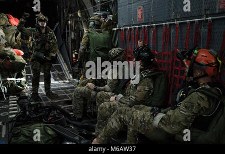 Une 320e de l'US Air Force Special Tactics Squadron pararescueman délais pour l'exécution des signaux chute libre militaire des opérations dans une 1ère de l'US Air Force Special Operations Squadron MC-130H Combat Talon II le 20 février 2018, à l'éventail, la Thaïlande. Chandy Tout au long de l'Or 2018, le Cobra 1e Escadron d'opérations spéciales d'aviation spécialisées à l'appui des opérations pour la 320ème STS et Royal Thai Air Force 3e Régiment d'opérations spéciales du Canada. (U.S. Air Force Banque D'Images