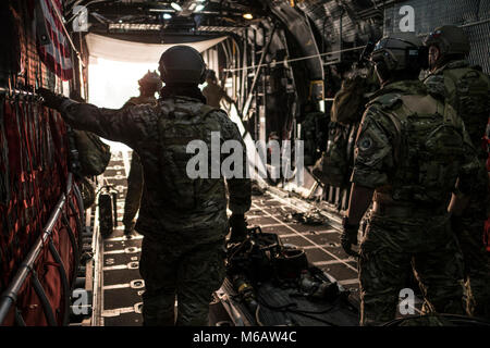 U.S. Air Force 18e Escadron de préparation logistique avant de la station (FARP) pour préparer les techniciens FARP des opérations dans une 1ère de l'US Air Force Special Operations Squadron MC-130H Combat Talon II le 20 février 2018, à l'éventail, la Thaïlande. Chandy Le point culminant de la mission complète inclus profil personnel bilatéraux diminue, la zone d'assaut, mise en place et la maîtrise des incendies à voilure fixe et tournante, un survol maritime d'urgence de recherche et sauvetage et la mise en place et la mise en scène d'un FARP site pour le soutien aérien rapproché et d'agression des avions. (U.S. Air Force Banque D'Images