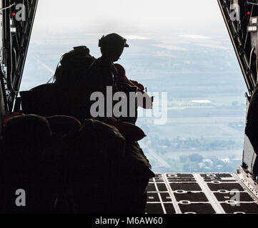 Un 1er de l'US Air Force Special Operations Squadron loadmaster prépare une autre méthode de gréage (Zodiac) RAMZ package pour les opérations de récupération de l'eau d'une U.S. Air Force MC-130H Combat Talon II le 20 février 2018, à l'éventail, la Thaïlande. Chandy Le paquet est normalement RAMZ largués comme des services de transport en collaboration avec l'équipe de petites opérations. (U.S. Air Force Banque D'Images