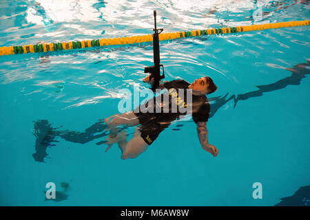 Le sergent de l'armée américaine. Jacobus Bois, affecté à la Police militaire de Bruxelles à la U.S. Army Garrison Benelux, est en compétition pour le meilleur guerrier de la garnison de la concurrence dans la piscine du Grand Quartier général des Puissances alliées en Europe, Belgique, le 21 février 2018. (U.S. Army Banque D'Images