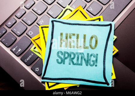 Par contre l'écriture de texte conceptuel inspiration légende montrant Bonjour Printemps !. Concept d'affaires pour l'heure d'été accueillant écrit le post-it sur dar Banque D'Images