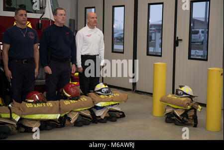 SUPPORT FACILITY DEVESELU, Roumanie (fév. 22, 2018) l'installation de soutien naval (NSF) Deveselu fire et le personnel des services d'urgence sont en formation au cours d'une cérémonie en l'honneur d'alarme dernier Doyen Chef Riewald, Région de la Marine l'Europe, d'Afrique, l'Asie du Sud-Ouest, le chef des pompiers qui est décédé récemment. La dernière cérémonie d'alarme est une tradition consacrée par l'usage du personnel de l'incendie et d'urgence pour rendre hommage à leurs camarades disparus. NSF Deveselu et Aegis à terre de défense antimissile Roumanie sont situés dans la base militaire roumaine 99e et jouer un rôle clé dans la défense antimissile balistique en Europe orientale. (U.S. Banque D'Images