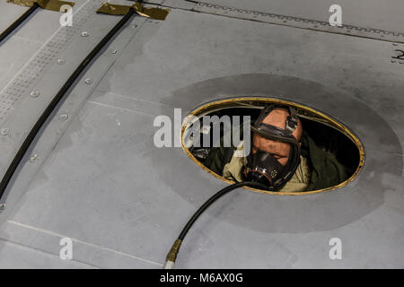 Un mannequin de formation simule un aviateur coincé dans une baie à sec sur l'aile gauche d'un EJ-130J'avions Solo Commando au cours d'un exercice de sauvetage en espaces clos, le 24 février 2018, à la 193e Escadre d'opérations spéciales des cellules de carburant à Middletown, New York. (U.S. Air National Guard Banque D'Images