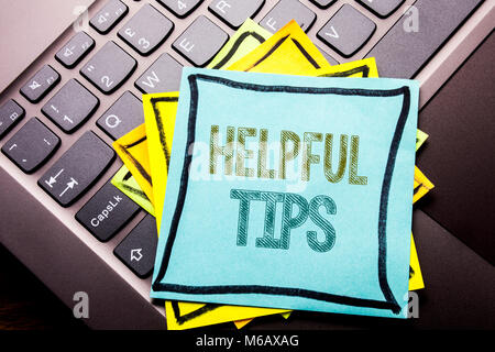 Par contre l'écriture de texte conceptuel inspiration légende montrant des conseils utiles. Pour obtenir de l'aide du concept d'entreprise dans la FAQ ou de conseils, écrits sur sticky note sur dar Banque D'Images