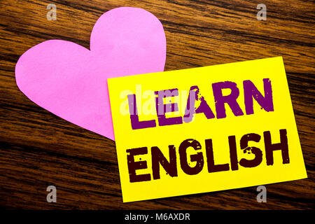 Texte écrit à la main l'inspiration légende montrant l'apprentissage de l'anglais. Concept d'affaires pour l'École de langue écrite sur papier post-it, fond de bois. Wit Banque D'Images