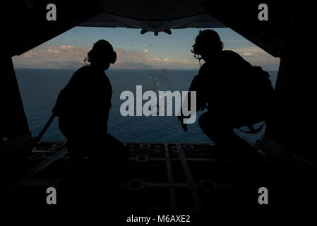 Les arrimeurs du 1st Special Operations Squadron drop une couronne d'un MC-130H Combat Talon II lors d'un vol commémoratif au large des Philippines le 26 février 2018. Le vol à l'honneur ceux qui ont été perdus lors d'une 1re re MC-130E, errants d'indicatif d'appel 59, s'est écrasé il y a 37 ans au cours d'un exercice, tuant huit membre d'équipage et 15 passagers. (U.S. Air Force Banque D'Images