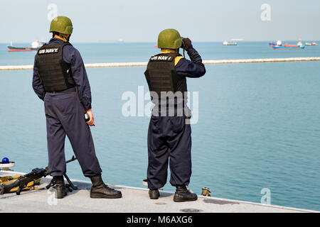 LAEM Chabang, Thaïlande (fév. 26, 2018) Les marins se regarder dans le poste de pilotage au cours de la mer et d'ancrage de détail que le navire d'assaut amphibie USS Bonhomme Richard (LHD) Part 6, Laem Chabang Thaïlande, suite à un service au port. Bonhomme Richard fonctionne dans la région indo-pacifique dans le cadre d'une patrouille régulière et offre une capacité d'intervention rapide en cas de catastrophe naturelle ou d'urgence régionaux. (U.S. Navy Banque D'Images