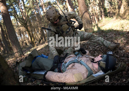 Un pararescueman 57e Escadron de sauvetage aide un pilote pendant un scénario de formation pour exercer Point Blank au Stanford Domaine de formation, l'Angleterre, le 27 février. La vision de l'exercice est de créer un véritable exercice de niveau tactique avec un accent sur l'accroissement de l'interopérabilité entre les forces de la coalition. (U.S. Air Force Banque D'Images