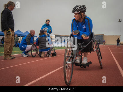 Avril Nagle, un athlète du guerrier blessé, attend que le début de sa course pendant la compétition d'athlétisme à la 5e Air Force blessés cliniques sur la base aérienne Nellis, Nevada, le 27 février, 2018. Les membres du Service participent à la remise en état d'athlétisme adaptative des effets durables sur la récupération physique et émotionnelle. (U.S. Air Force Banque D'Images