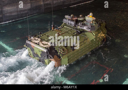 Golfe de Thaïlande (fév. 27, 2018) Un véhicule d'assaut amphibie (AAV), affecté à la 3e bataillon amphibie assaut, 3d Marine Division (MARDIV), entre le pont du coffre du navire d'assaut amphibie USS Bonhomme Richard (DG 6). Bonhomme Richard fonctionne dans la région indo-pacifique dans le cadre d'une patrouille régulière et offre une capacité d'intervention rapide en cas de catastrophe naturelle ou d'urgence régionaux. (U.S. Navy Banque D'Images