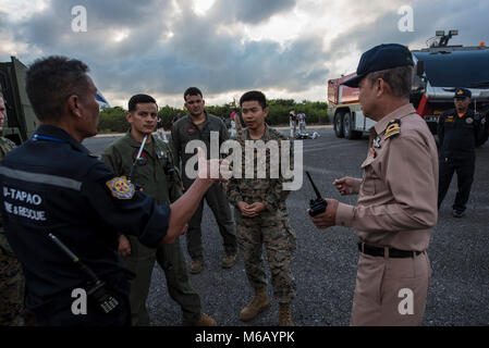 Corps des Marines des États-Unis Le Cpl. Aphiwat Promkhan, une aile Marine 172 de l'Escadron de soutien de l'aérodrome de expéditionnaire de Sacramento en Californie, Marine se traduit pour les Marines de son escadron et les pompiers de la Marine royale thaïlandaise, Février 20, 2018, avant un live burn pour simuler l'écrasement d'un aéronef à l'Aéroport International d'U-Tapao, la province de Rayong, Thaïlande. "C'est formidable d'être un traducteur. Il a été vraiment intéressant : J'ai trouvé plus facile de traduire à l'Anglais, Thaï, mais dans l'autre sens a été beaucoup plus difficile. L'expérience acquise au cours de l'exercice Gold Cobra a été extraordinaire ; j'ai pu rencontrer beaucoup de gens. La meilleure partie de cela a été Banque D'Images