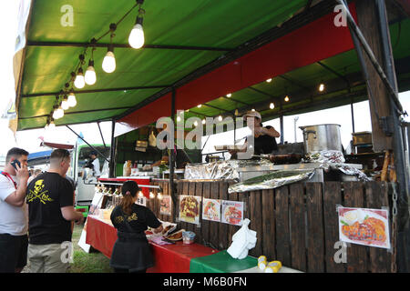 CAMP FOSTER, Okinawa, Japon -Les travailleurs d'un camion alimentaire préparer la nourriture pour les commandes des clients le 25 février à la foire alimentaire à bord de camions Camp Foster, Okinawa, Japon. La foire a offert une variété de nourriture à partir de nouilles et les brochettes pour barbecue et des hamburgers. Il a été ouvert à l'échelle locale et de collectivités américaines, offrant 14 camions d'aliments locaux et six groupes locaux pour le plaisir de tous. (U.S. Marine Corps Banque D'Images