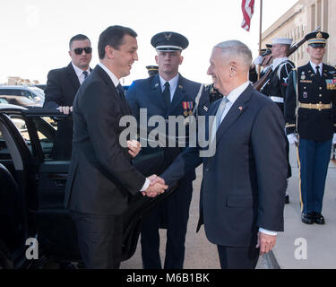 Le Secrétaire à la défense, James N. Mattis héberge avec le ministre de la défense du Monténégro, Predrag Bošković pour une réunion au Pentagone à Washington, D.C., le 27 février, 2018. (DoD Banque D'Images