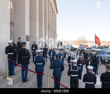 Le Secrétaire à la défense, James N. Mattis héberge avec le ministre de la défense du Monténégro, Predrag Bošković pour une réunion au Pentagone à Washington, D.C., le 27 février, 2018. (DoD Banque D'Images