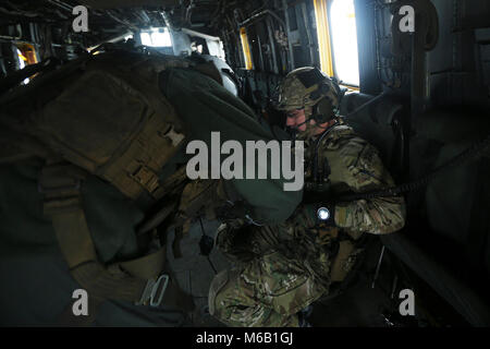 Le Cpl. Connor Cera, un escadron d'hélicoptères lourds Marine (HMH) 462, chef d'équipe d'aide d'un contrôleur de la finale de l'attaque conjointe d'établir la communication avec l'élève les pilotes au cours d'une insertion dans une zone de combat simulé à Nellis Air Force Base, Las Vegas, Nevada, le 27 février. La Nellis Air Force Base détachement d'instruction permet aux Marines avec HMH-462 pour travailler directement avec d'autres branches du service, en simulant des intégration dans un environnement déployées à l'avant. (U.S. Marine Corps Banque D'Images