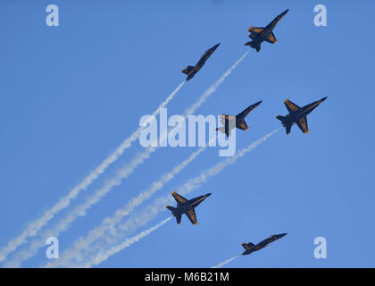 EL CENTRO, en Californie (fév. 24, 2018) Le Delta Blue Angels effectue la fleur de lis au cours d'une démonstration pratique. Les Anges bleus sont tenues de remplir plus de 60 manifestations à plus de 30 endroits à travers les États-Unis en 2018. (U.S. Navy Banque D'Images