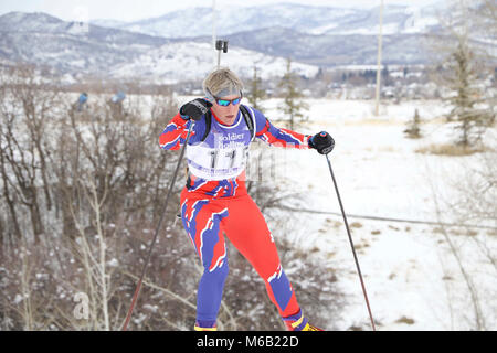 L'Adjudant chef Julie Vacera de la Garde nationale du Montana 'descend le creux' pendant le chef du Bureau de la Garde nationale de biathlon à Soldier Hollow, parc d'état de Wasatch Mountain, UT. Les membres de la Garde nationale sont en concurrence pour la première fois à ce même cours utilisé pour le biathlon dans les Jeux Olympiques d'hiver 2002. Banque D'Images