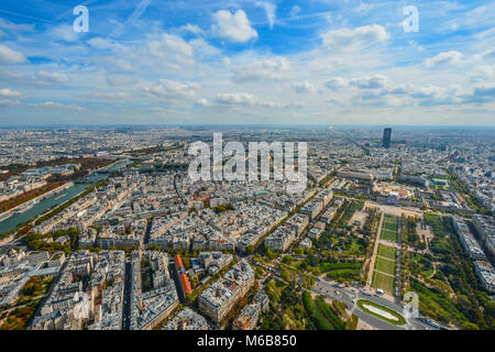 Une vue de Paris France de la Tour Eiffel au début de l'automne avec la Seine, Champ du Mars et de la Tour Montparnasse en vue sur une journée ensoleillée Banque D'Images