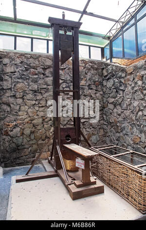 La guillotine durable sont les réminiscences de l'occupation française du Vietnam, dans le Musée des débris de guerre, Ho Chi Minh City Vietnam Banque D'Images