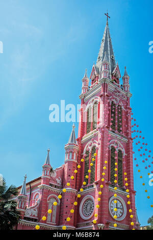 Belle façade de l'Église catholique Tam Dinh à Ho Chi Minh City Vietnam Banque D'Images