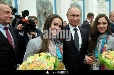 Le président russe Vladimir Poutine pose avec la médaille d'or olympique de patinage artistique de Alina Zagitova, centre, et médaillé d'argent olympique de patinage artistique Yevgenia Medvedeva lors d'une réception au Kremlin, le 28 février 2018 à Moscou, Russie. Banque D'Images