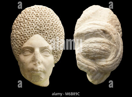 Jaen, Espagne - Décembre 29th, 2017 : tête romaine avec des curly hairstyle. Vues avant et arrière. Musée de Jaén Banque D'Images