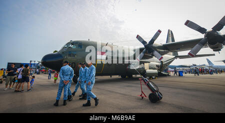 Singapour - Feb 10, 2018. Soldats regardant un Lockheed C-130 Hercules appartiennent à l'Armée de l'air de Singapour au Singapore Airshow 2018. Banque D'Images