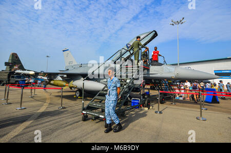 Singapour - Feb 10, 2018. Un Lockheed Martin F-16 Fighting Falcon appartiennent à l'Armée de l'air de Singapour avec des soldats à l'Airsh Singapour 2018 Banque D'Images