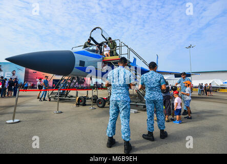 Singapour - Feb 10, 2018. Un bleu F-15SG Strike Eagle 50 aéronefs RSAF appartiennent à l'Armée de l'air de Singapour avec des soldats au Singapore Airshow 2018. Banque D'Images