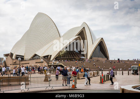 Avis de touristes en visite à l'Opéra de Sydney, Australie Banque D'Images