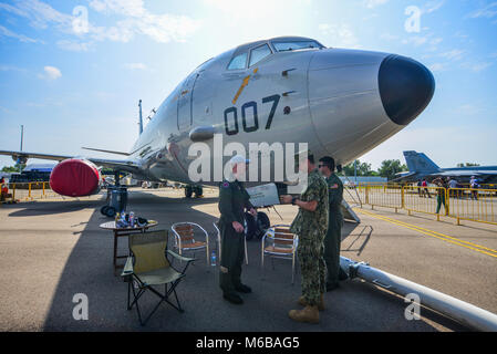 Singapour - Feb 10, 2018. Les soldats avec un avion appartenant à l'US Air Force à l'affiche au Singapore Airshow 2018. Banque D'Images