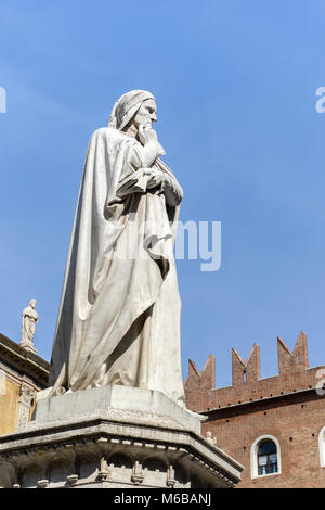 Sculpture du philosophe Dante Alighieri à Vérone en Italie Banque D'Images