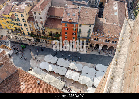 Vue sur la Piazza Piazza Erbe de la Torre dei Lamberti dans Verona Banque D'Images