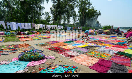 Agra, Inde - Jul 13, 2015. Les gens dye et sécher les vêtements traditionnels sur la rivière Yamuna à Agra, en Inde. Banque D'Images