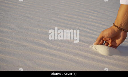 Close-up shot of woman et les mains de jeune cheikh arabe guy Banque D'Images