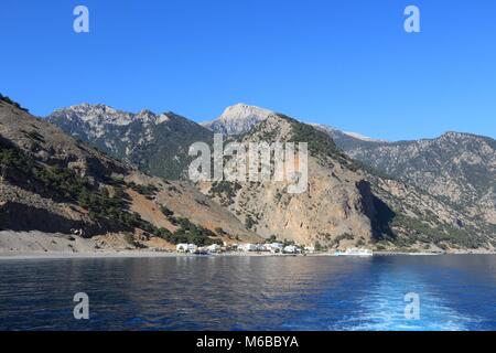 Côte de l'île de Crète en Grèce. Belle vue sur la mer Méditerranée avec Agia Roumeli village. Banque D'Images