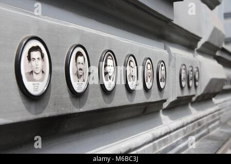 BUDAPEST, HONGRIE - le 19 juin 2014 : les photos des victimes de régimes fascistes et communistes à l'extérieur de maison de la terreur, Budapest. 3 000 civils ont été tués je Banque D'Images