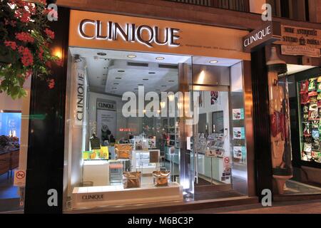 BUDAPEST, HONGRIE - le 21 juin 2014 : Clinique de la peau, les cosmétiques et parfums store à Budapest. La clinique a été fondée en 1968 et fait partie d'Estée Lau Banque D'Images