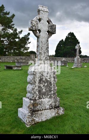 Tombstone altérés avec croix celtique sur le monastère de Clonmacnoise en Irlande. Banque D'Images