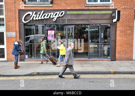 Londres, Royaume-Uni - 22 avril 2016 : les gens marchent par Chilango restaurant mexicain dans la ville de Londres. Chilango a 13 endroits au Royaume-Uni. Banque D'Images